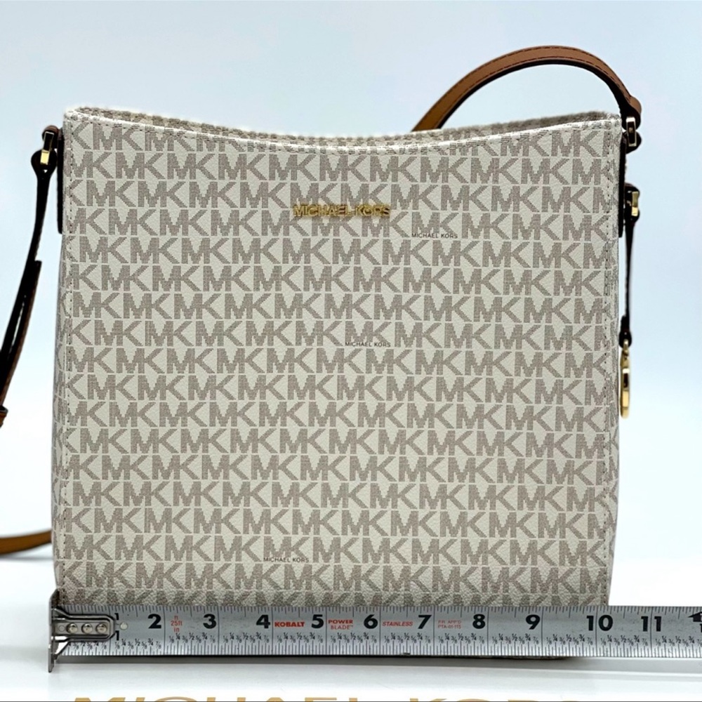 Michael Kors Large Messenger Bag Vanilla - Picture 7 of 13